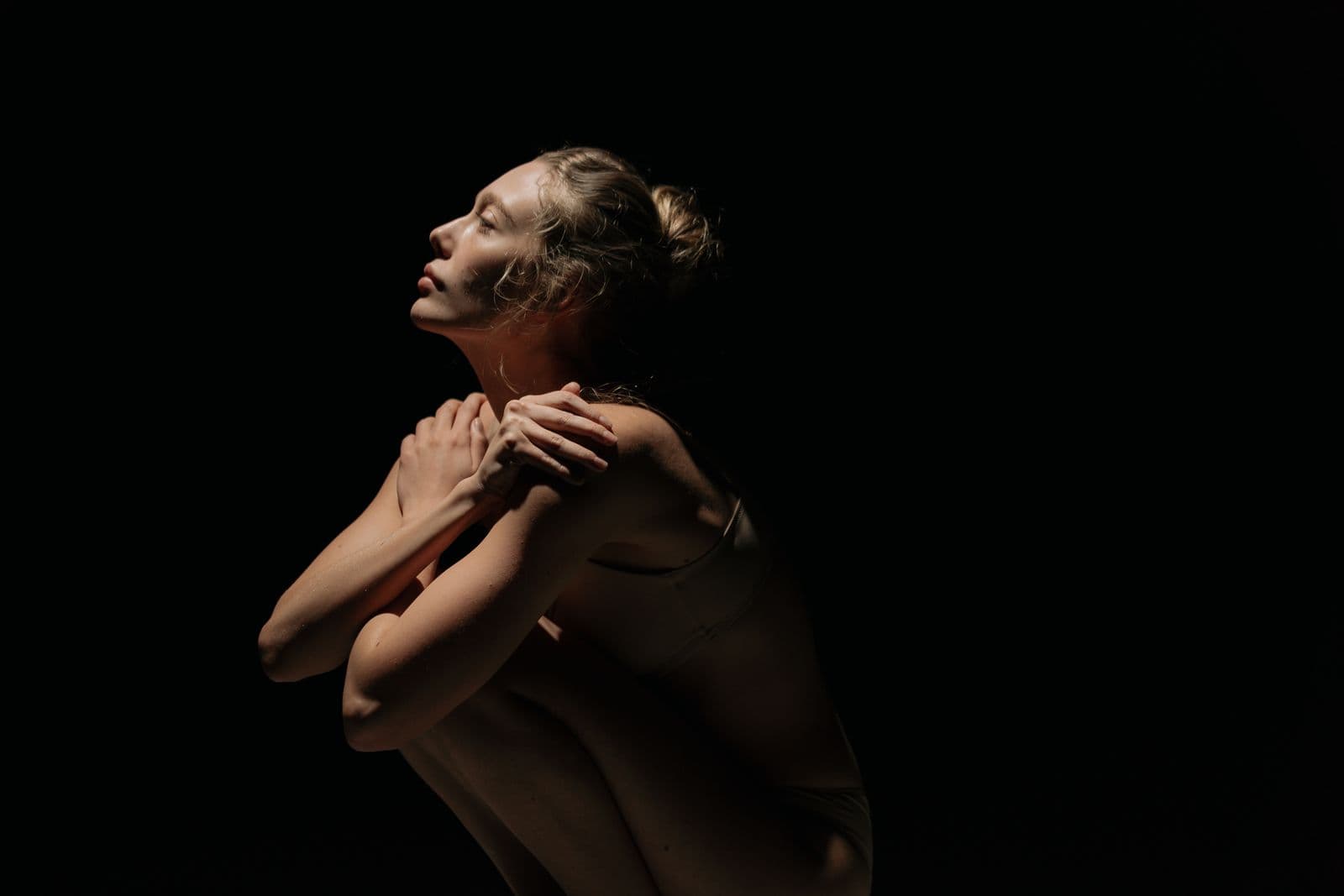 Frozen shoulder or shoulder impingement? How to tell them apart at home