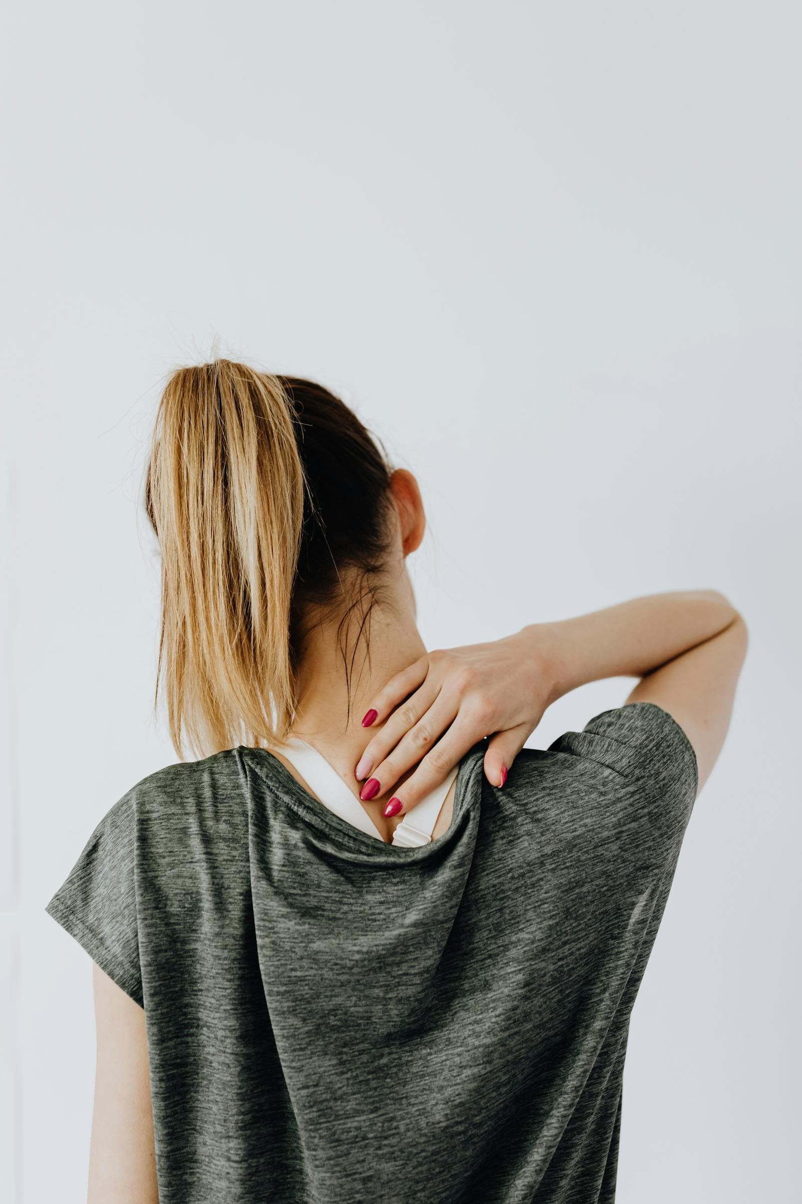 Neck Pain When Sitting at a Desk: 3 Self-Checks for Desk Workers
